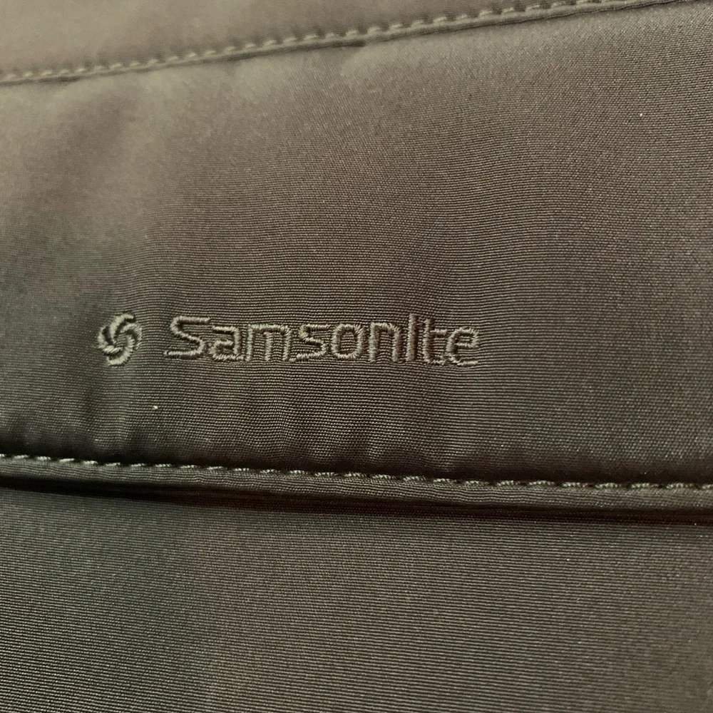 Samsonite Crossbody Travel tablet  Nylon Bag Gray With Pockets And Magnetic Snap